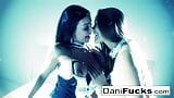 Dani daniels scopa la sua amica tettona kendra lust snapshot 3