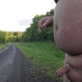 Nu et pisse sur la route snapshot 10