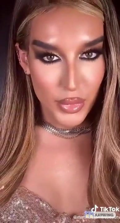 Tranny kongkek muka untuk penghormatan