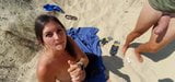 สาวร่านที่ชายหาดดูดและกลืนในเย็ดหมู่สามคน snapshot 5
