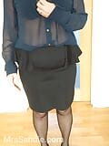 50 多岁的桑迪夫人，穿着衬衫和裙子准备去上班。请留下关于我成熟的身体xx的评论 snapshot 3