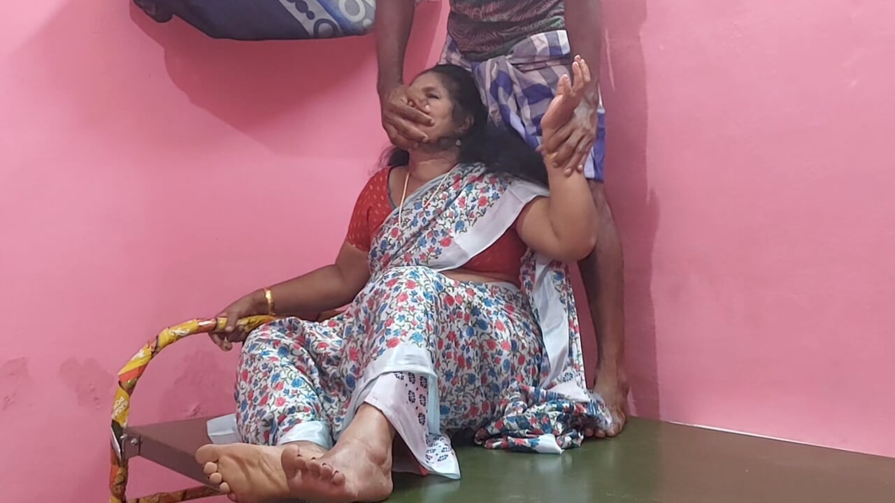 Lồn nóng bỏng của mẹ kế Ấn Độ, tôi đụ âm hộ của bà ấy với con cu to của tôi