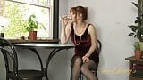 Auntjudys klassiekers - 40 -jarige roodharige milf Amber Dawn in sexy kousen snapshot 1