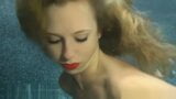 Taylor Worte и Dani Desire - мучают подводным сексом. snapshot 9