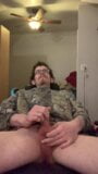 Denzel James masturbiert in einem Camouflage-Pullover auf seinem Stuhl snapshot 2