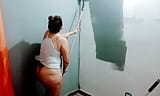 Die schlampe meiner stiefschwester malt das zimmer fast nackt an, was für einen tollen arsch sie hat und ihre brüste sehen lecker aus snapshot 4