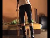 Zu Hause in schwarzen Latex-Leggings snapshot 1