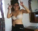 Tetona Bailando en Falda y Bra snapshot 6