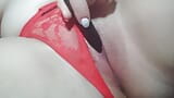 Młody student z wibratorem masturbuje się swoją cipką bardzo blisko i dostaje orgazmu snapshot 5
