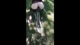 Meisje neukt haar kont met een fiets snapshot 9