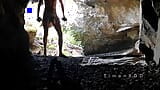 Homem neandertal masturba seu pênis em uma caverna perto de um incêndio snapshot 5