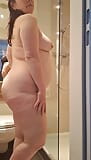 Une femme au foyer enceinte se fait baiser sous la douche ! snapshot 2