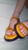 Goldsandalen, Footjob, Teil 2 snapshot 10