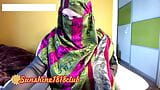 Une musulmane arabe BBW MILF cam girl en hijab se déshabille 02.14 - gros seins arabes sur webcam snapshot 7