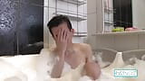 Schwuler teen xander spielt mit seinem schwanz in der dusche! snapshot 3