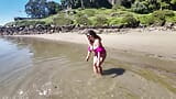 Las tetas de milf de repente se cayeron de su traje de baño en la playa snapshot 12