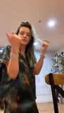 Bella thorne sin sujetador lengua danza snapshot 1