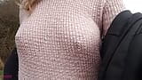 Göğüs yürüyüşü: pembe transparan örgülü kazak içinde sütyensiz yürüyor snapshot 20