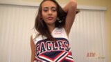 Roupa fofa de líder de torcida na gata sexy Janice Griffith, brincando com buceta, masturbação, orgasmo snapshot 7