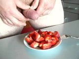 Erdbeeren mit Sahne! snapshot 3