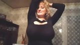 Milf bailando con enormes tetas snapshot 2