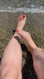 Amateur al aire libre mostrando los pies snapshot 14