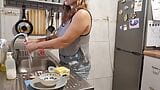 Maman dans la cuisine nettoie ses gros seins snapshot 2