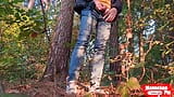 Ragazzo che piscia nella foresta sotto un albero snapshot 10