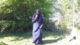 Musulmane en burqa et bas - exhibe dehors snapshot 2