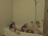 Секс в ванной в домашнем видео snapshot 1