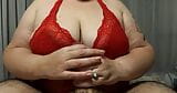 Bbw en rojo me da una larga paja en sus enormes tetas snapshot 12