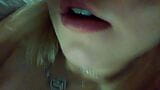 Avond eigengemaakte mooie masturbatie met een zacht orgasme. close-up snapshot 4