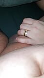 La mano della matrigna scivola nel dixk della matrigna mentre è nuda snapshot 8