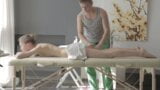 Geschoren Russische tieners worden hard geneukt na een massage snapshot 6