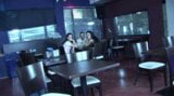 Milf fica com tesão no bar! ela geme como uma louca quando é fodida na frente de todos! snapshot 15