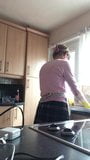 Rose, 50er Jahre Hausfrau wäscht das Geschirr snapshot 7