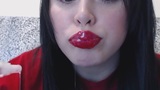 Brunette met rode glanzende lippen snapshot 15