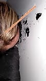 Hotwife fickt ehemann mit großem schwanz im gloryhole-stand snapshot 9