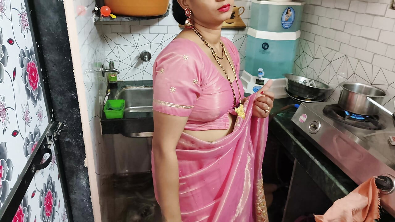 Indian wife cuckold Hubby ke samne Boyfriend se chuda kitchen