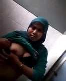 Indonesian Hijbi Milf Masturbation snapshot 5