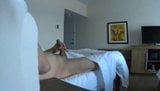Pokojówka hotelowa przyłapuje faceta na masturbacji snapshot 2
