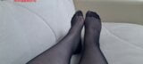Anna își arată picioarele frumoase în ciorapi negri. Am filmat videoclipul. snapshot 3