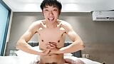Il ragazzo cinese si masturba e viene in pubblico snapshot 25