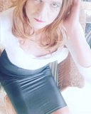 Video selfie falda latex y sandalias beige snapshot 1