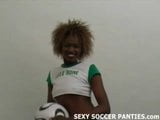 Mooie Afrikaanse voetbalbabe die een striptease doet snapshot 1