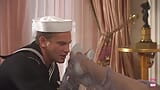 Mornar buši kovrdžavu plavušu u doggystyle na kauču snapshot 3