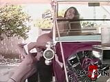 Bruce Seven - Felecia e Lia Baren Lickin Twat em um carro snapshot 10