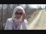 Blonde MILF mit dicken Titten gibt Blowjob im Wald snapshot 2