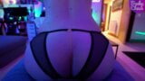 Jonge blonde vrouw doet een striptease -lapdance voor haar man snapshot 5