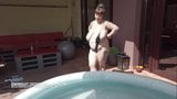 Rumänischer Pornostar mit riesigen Titten im Pool snapshot 1